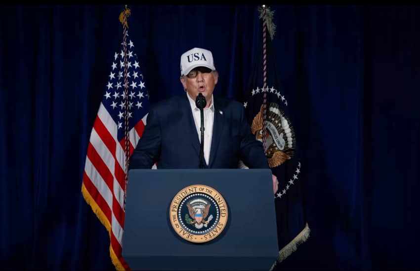 El presidente estadounidense habla desde un atril oficial frente a banderas de Estados Unidos durante un mensaje televisado.