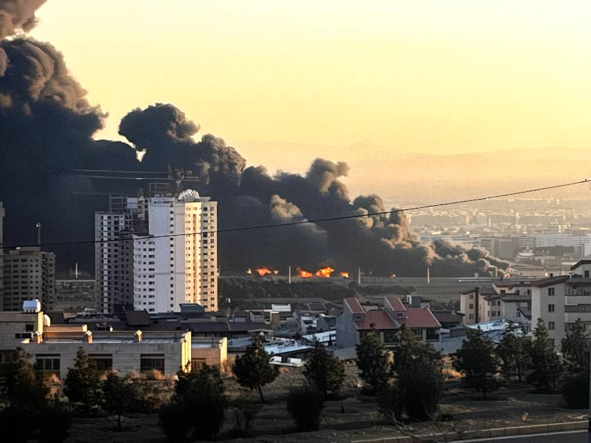Vista panorámica de Teherán con varias columnas de humo elevándose sobre la ciudad tras bombardeos.