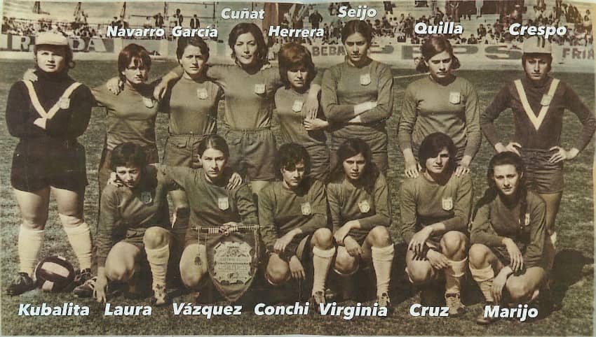 Integrantes de la primera selección femenina española posan para una fotografía de equipo en Murcia en 1971, con los nombres de las jugadoras identificados sobre la imagen.