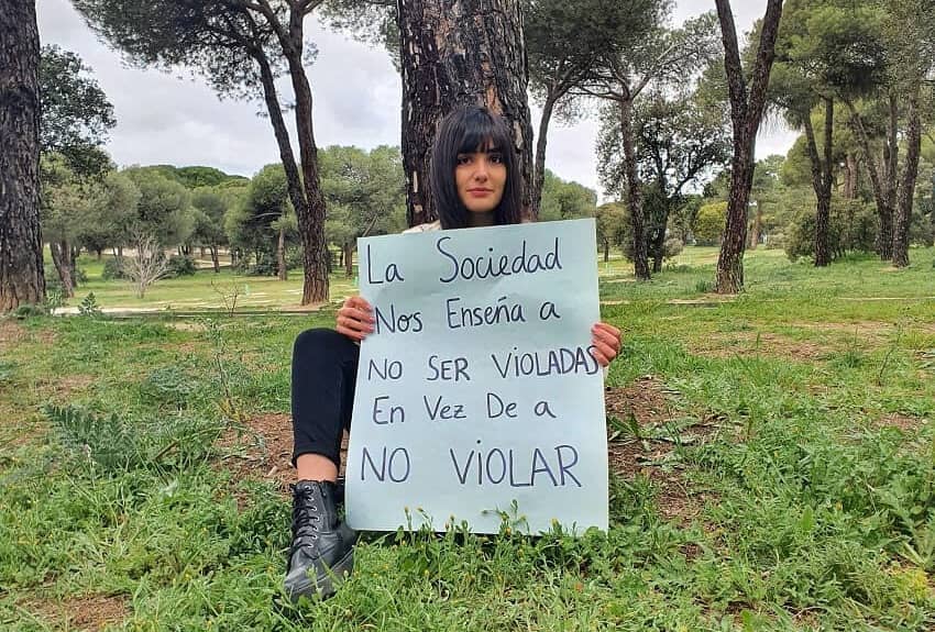 Mujer sostiene un cartel feminista que denuncia que la sociedad enseña a las mujeres a no ser violadas en lugar de enseñar a no violar.