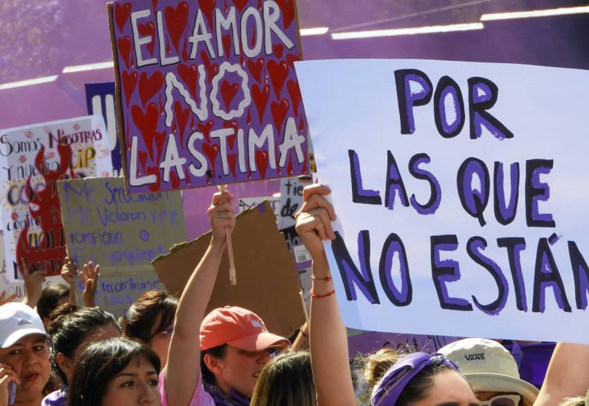  Mujer con megáfono en una marcha feminista contra los feminicidios y la violencia de género.