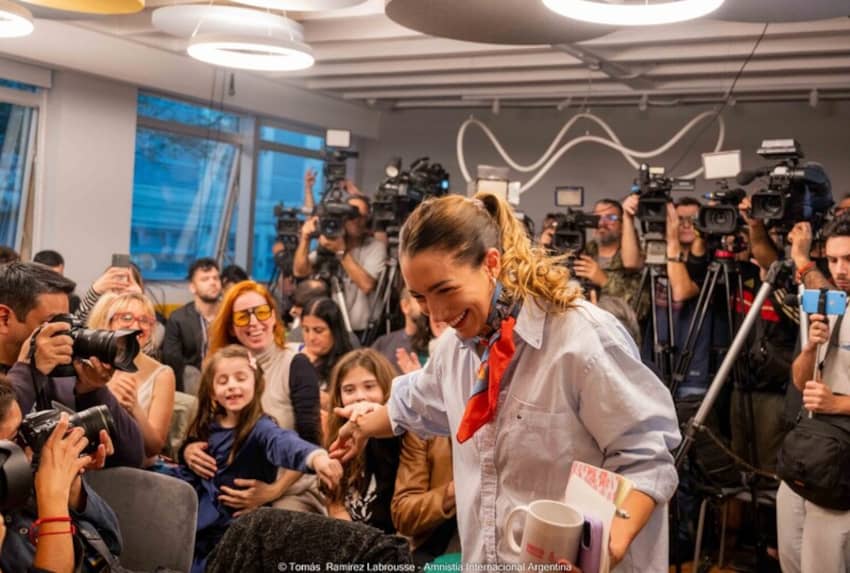 La actriz y activista Thelma Fardin saluda a simpatizantes y medios de comunicación tras un avance judicial en su caso.