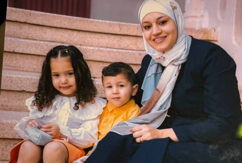 Hind Rajab con su madre Wesam Hamada y su hermano Iyad