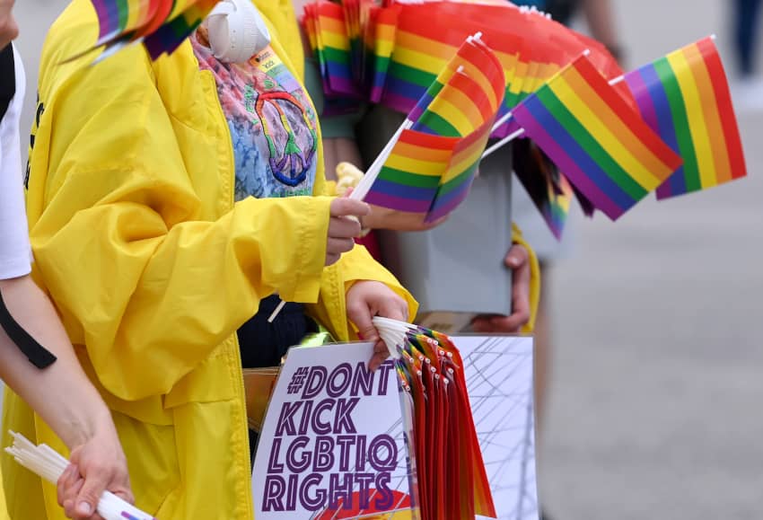 Activistas reparten abanicos con los colores del arcoíris en una acción LGBTIQ+