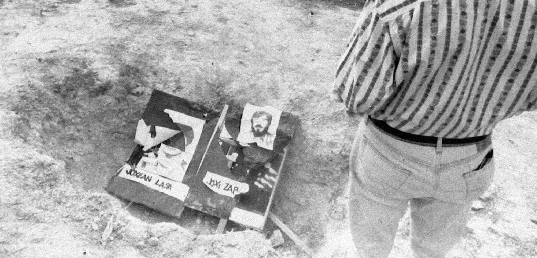 Fotos de José Antonio Lasa y José Ignacio Zabala, presuntos miembros de ETA, colocadas en la fosa donde se descubrieron sus cadáveres. Busot...