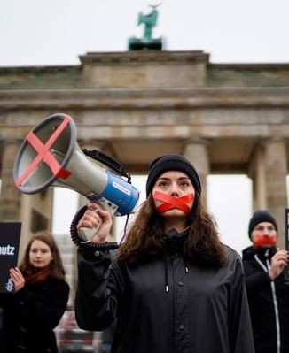 manifestantes a favor de la libertad de expresión