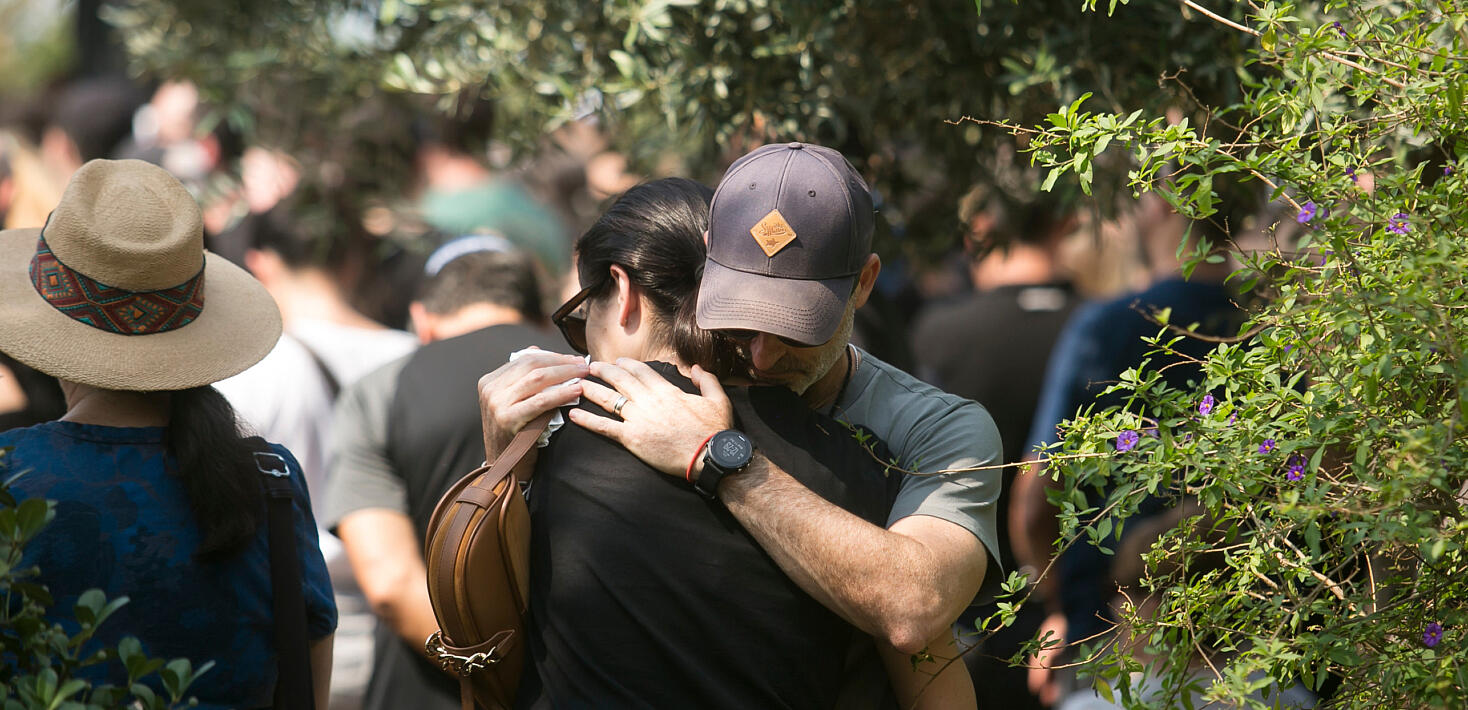 Familiares de los rehenes tomados por Hamas se abrazan en Israel
