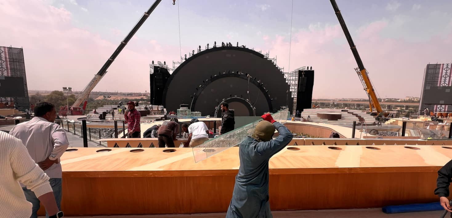 Trabajadores migrantes vistos en una obra cerca de Riad