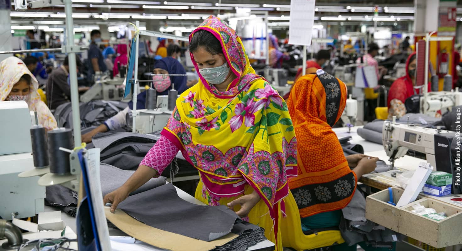 Mujeres trabajando en una factoría de confección