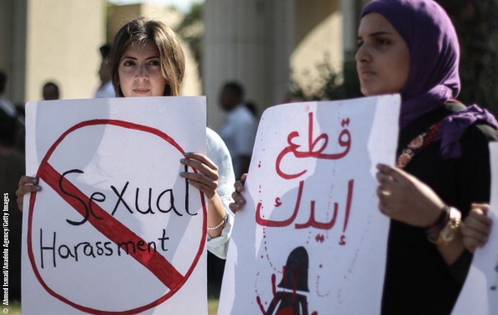 Mujeres egipcias sostienen pancartas durante protestas contra la violencia sexual en El Cairo. 
