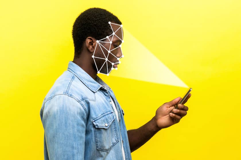 Persona con un móvil que está simulando el reconociminiento facial