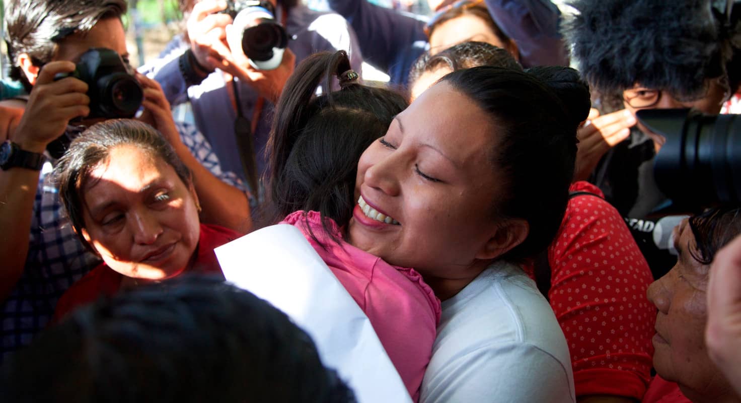 Teodora Vásquez abraza a sus familiares