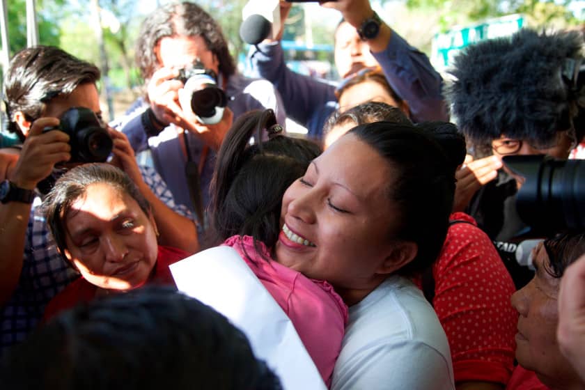 Teodora Vásquez abraza a sus familiares